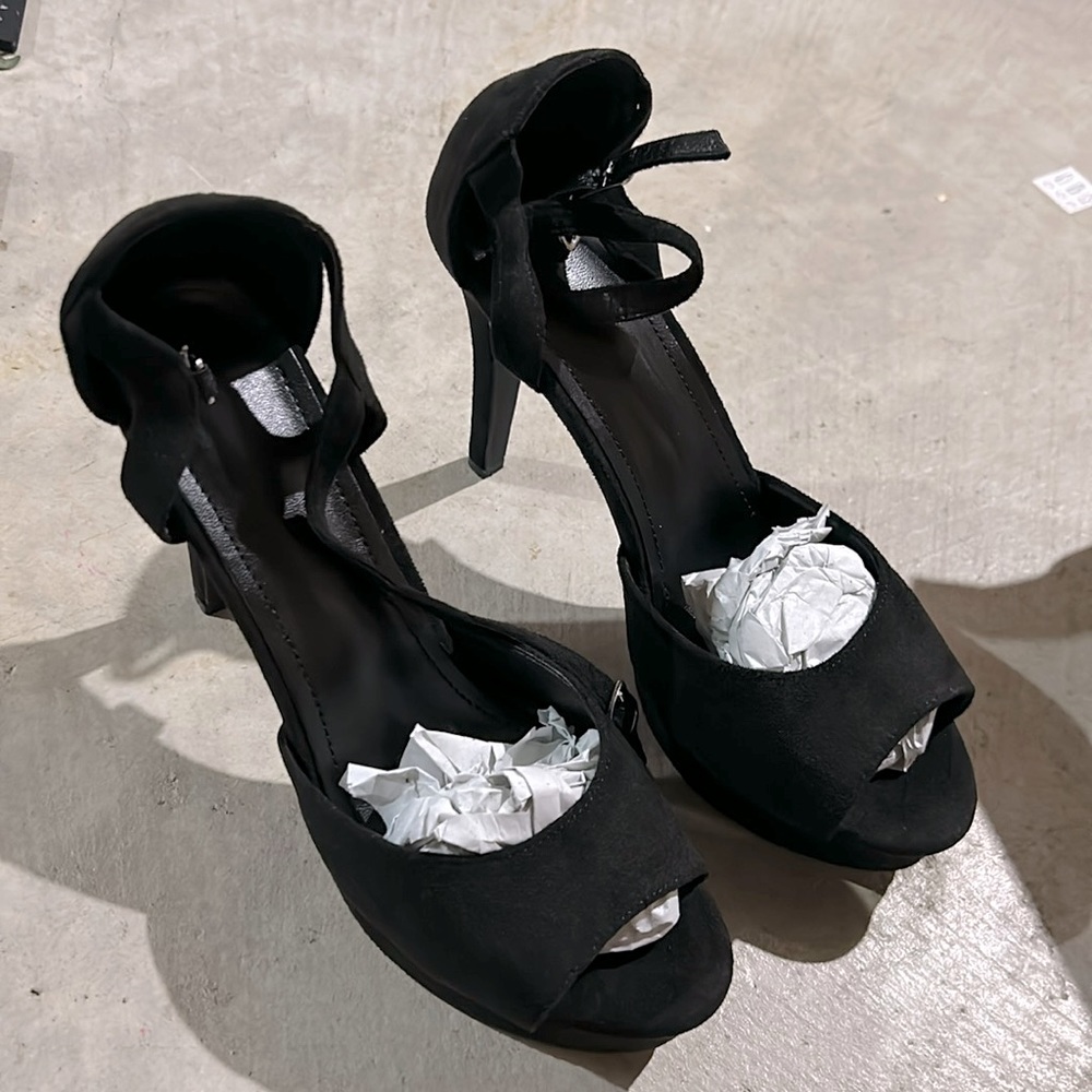 NWT Black faux suede ankle strapped pumps size 40